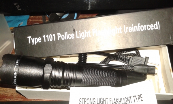 ไฟฉายพร้อมตัวชอร์ต