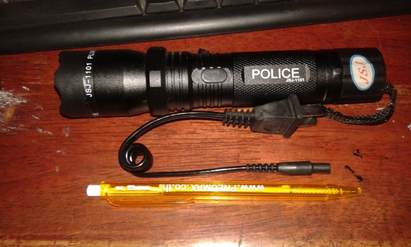 ไฟฉายพร้อมตัวชอร์ต ไฟฉายพร้อมตัวชอร์ต