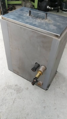 1,200บ.โทร 083-2000058 LINE ID: line832923 ชุดถังสแตนเลสแลกเปลียนความร้อนใช้น้ำเป็นกลาง ในถังมีชุดลูกลอย , ท่อน้ำล้่น และชุดถังที่ต้องการมาถ่ายเทความร้อนให้กับน้ำ มีฝาปิด ขนาดตามภาพ