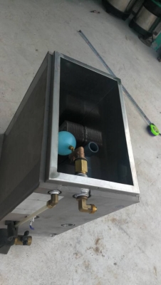 1,200บ.โทร 083-2000058 LINE ID: line832923 ชุดถังสแตนเลสแลกเปลียนความร้อนใช้น้ำเป็นกลาง ในถังมีชุดลูกลอย , ท่อน้ำล้่น และชุดถังที่ต้องการมาถ่ายเทความร้อนให้กับน้ำ มีฝาปิด ขนาดตามภาพ