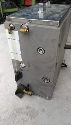 1,200บ.โทร 083-2000058 LINE ID: line832923 ชุดถังสแตนเลสแลกเปลียนความร้อนใช้น้ำเป็นกลาง ในถังมีชุดลูกลอย , ท่อน้ำล้่น และชุดถังที่ต้องการมาถ่ายเทความร้อนให้กับน้ำ มีฝาปิด ขนาดตามภาพ