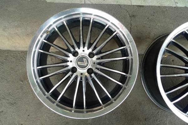 ขอบ17นิ้ว4รู100 ชุดนี้สมบูรณ์พร้อมใช้  ราคา 3900 บาท