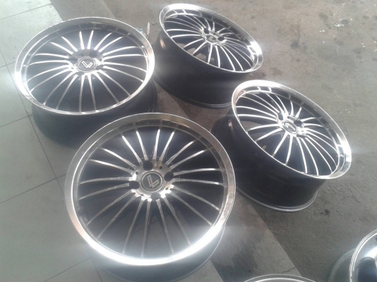 ขอบ17นิ้ว4รู100 ชุดนี้สมบูรณ์พร้อมใช้  ราคา 3900 บาท