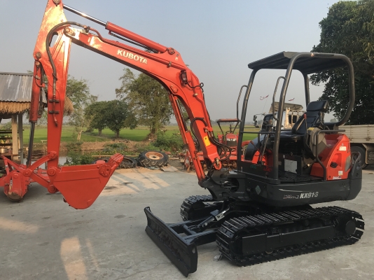 ขายรถขุดคูโบต้า รุ่น KX91-3super series2 ราคา 498,000 บาท ใช้งาน 2,100 ชั่วโมง โทร 081-9136451 ดูรูปเพิ่มเติม line:Bow6451 ขนาด 2.7ตัน 30 แรงม้า สภาพดี สมบูรณ์ทุกระบบ ระบบไฮโดรลิคปรับตั้งอัตโนมัติ สะดวกต่อการใช้งานค่ะ  เหมาะกับงานพื้นที่แคบ ทำงานคล่องตัวม