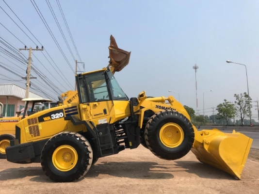 ขายรถตักล้อยาง KOMATSU WA320-5 รถนอกนำเข้าเองจากญี่ปุ่น สภาพสวยพร้อมใช้งาน มีVDOการทำงานครับ