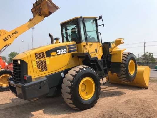 ขายรถตักล้อยาง KOMATSU WA320-5 รถนอกนำเข้าเองจากญี่ปุ่น สภาพสวยพร้อมใช้งาน มีVDOการทำงานครับ