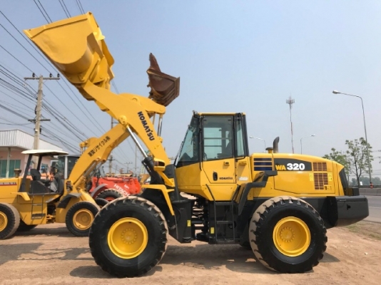 ขายรถตักล้อยาง KOMATSU WA320-5 รถนอกนำเข้าเองจากญี่ปุ่น สภาพสวยพร้อมใช้งาน มีVDOการทำงานครับ