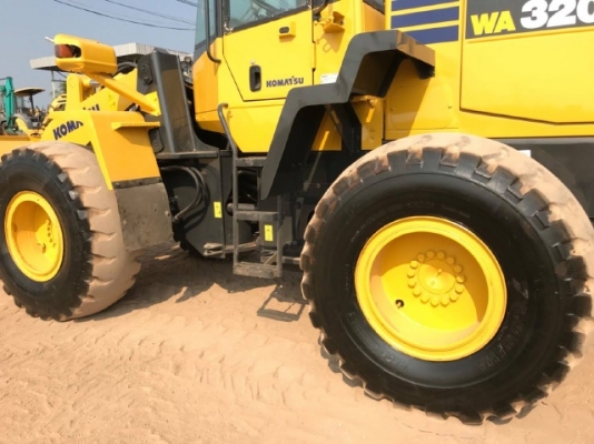 ขายรถตักล้อยาง KOMATSU WA320-5 รถนอกนำเข้าเองจากญี่ปุ่น สภาพสวยพร้อมใช้งาน มีVDOการทำงานครับ