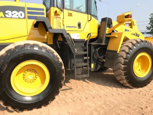 ขายรถตักล้อยาง KOMATSU WA320-5 รถนอกนำเข้าเองจากญี่ปุ่น สภาพสวยพร้อมใช้งาน มีVDOการทำงานครับ