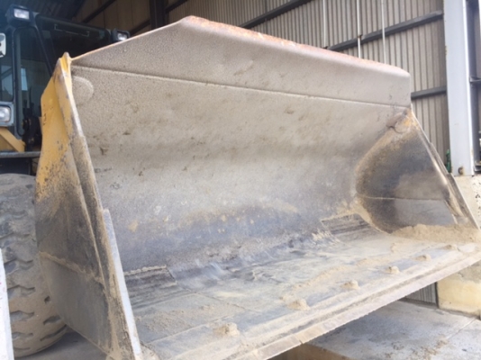 Komatsu WA300-1 SN: 30252 นำเข้าจากญี่ปุ่น ถึงไทยเร็ว ๆ นี้ ราคาไม่แพงครับ