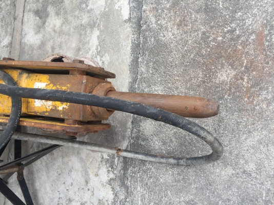 ขายหัวแย็กปูน JCB รุ่น HAMMERMASTER 260 ติดต่อ 089-4324977 กอล์ฟ