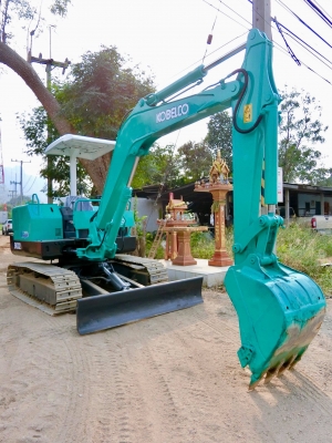 ขายรถขุดแบคโฮ KOBELCO SK032 ขนาด PC-35 รถเก่านอกแท้100\%  มีเอกสารใบอินวอยพร้อม #ใส่แทรคเหล็กใหม่ เครื่องดีระบบการทำงานไว ช่วงล่างแน่น100\%              ????  ราคา  320,000  ต่อรองได้  ???? ☎️  สนใจติดต่อ  096-3268553  (สถิตย์พันธ์) ????  ID LINE : 09632685