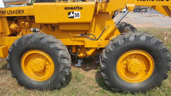 ขาย รถตัก KOMATSU JH30 สภาพเช็คใหม่ทั้งคัน ยางสวย เครื่องดี ปั้มดี พร้อมใช้งานครับ
