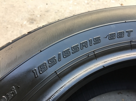 ยาง DUNLOP 185-65-15 ปี 17 ครบชุด 4 เส้น 4000  สภาพสวยๆไม่บวมไม่กินข้าง ดอกยางเหลือเยอะเอาไปวิ่งกันใด้อีกยาวค่ะ