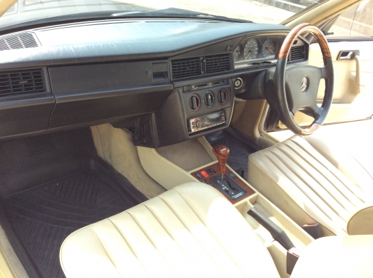 ขายรถ Benz 190E ปี92 เครื่อง 1.8 ออโต้ ไฟฟ้าทั้งคัน ภายในสวยๆเบาะหนังสวยๆสะอาด แอร์เย็น ตัวถังเดิมๆสีริ้วรอยบ้าง แม็กเดิม รถทรงเดิมๆขับขี่ดี ภาษี61