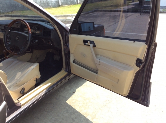 ขายรถ Benz 190E ปี92 เครื่อง 1.8 ออโต้ ไฟฟ้าทั้งคัน ภายในสวยๆเบาะหนังสวยๆสะอาด แอร์เย็น ตัวถังเดิมๆสีริ้วรอยบ้าง แม็กเดิม รถทรงเดิมๆขับขี่ดี ภาษี61