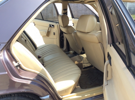 ขายรถ Benz 190E ปี92 เครื่อง 1.8 ออโต้ ไฟฟ้าทั้งคัน ภายในสวยๆเบาะหนังสวยๆสะอาด แอร์เย็น ตัวถังเดิมๆสีริ้วรอยบ้าง แม็กเดิม รถทรงเดิมๆขับขี่ดี ภาษี61