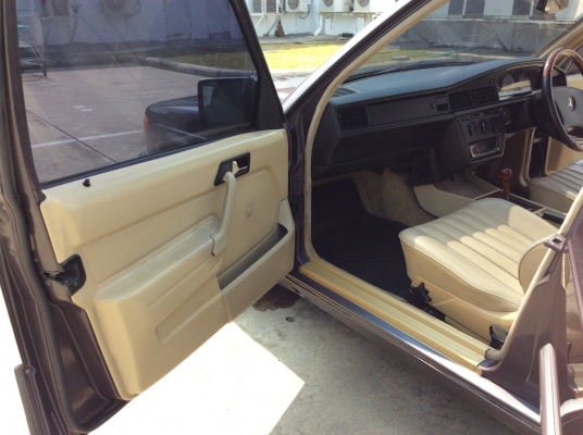 ขายรถ Benz 190E ปี92 เครื่อง 1.8 ออโต้ ไฟฟ้าทั้งคัน ภายในสวยๆเบาะหนังสวยๆสะอาด แอร์เย็น ตัวถังเดิมๆสีริ้วรอยบ้าง แม็กเดิม รถทรงเดิมๆขับขี่ดี ภาษี61