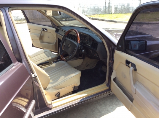 ขายรถ Benz 190E ปี92 เครื่อง 1.8 ออโต้ ไฟฟ้าทั้งคัน ภายในสวยๆเบาะหนังสวยๆสะอาด แอร์เย็น ตัวถังเดิมๆสีริ้วรอยบ้าง แม็กเดิม รถทรงเดิมๆขับขี่ดี ภาษี61