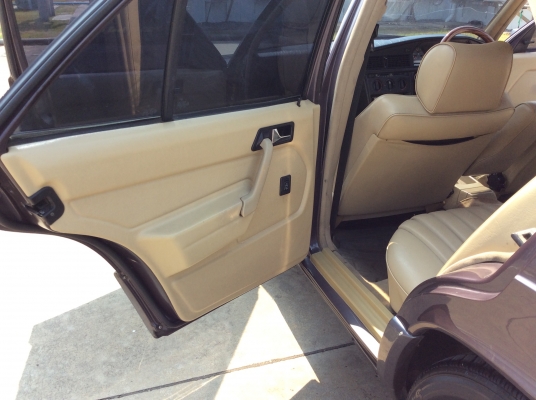 ขายรถ Benz 190E ปี92 เครื่อง 1.8 ออโต้ ไฟฟ้าทั้งคัน ภายในสวยๆเบาะหนังสวยๆสะอาด แอร์เย็น ตัวถังเดิมๆสีริ้วรอยบ้าง แม็กเดิม รถทรงเดิมๆขับขี่ดี ภาษี61