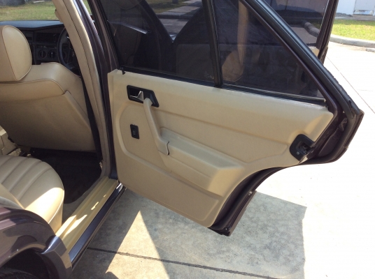 ขายรถ Benz 190E ปี92 เครื่อง 1.8 ออโต้ ไฟฟ้าทั้งคัน ภายในสวยๆเบาะหนังสวยๆสะอาด แอร์เย็น ตัวถังเดิมๆสีริ้วรอยบ้าง แม็กเดิม รถทรงเดิมๆขับขี่ดี ภาษี61