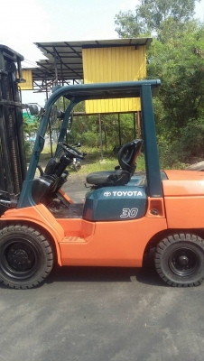 ขายรถยกโฟร์คลิฟท์ยี่ห้อTOYOTA7FD30ดีเซล เสาสูง4เมตร เกียร์ออโต้