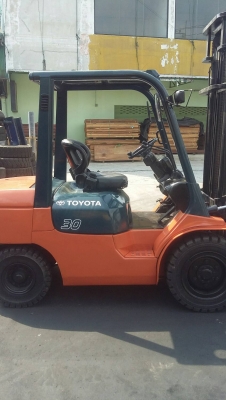 ขายรถยกโฟร์คลิฟท์ยี่ห้อTOYOTA7FD30ดีเซล เสาสูง4เมตร เกียร์ออโต้