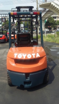 ขายรถยกโฟร์คลิฟท์ยี่ห้อTOYOTA7FD30ดีเซล เสาสูง4เมตร เกียร์ออโต้