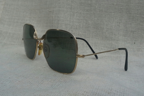แว่นตาฝรั่งเศสโกลฟิลด์ 14 K ทศวรรษที่ 1960's โมเดลหล่ออมตะ 'สี่เหลี่ยม - คลาสสิค' Vin แว่นตาฝรั่งเศสโกลฟิลด์ 14 K ทศวรรษที่ 1960's โมเดลหล่ออมตะ 'สี่เหลี่ยม - คลาสสิค' Vin