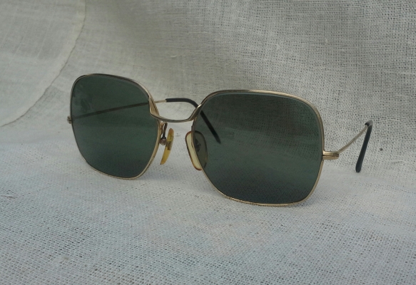 แว่นตาฝรั่งเศสโกลฟิลด์ 14 K ทศวรรษที่ 1960&#039;s โมเดลหล่ออมตะ &#039;สี่เหลี่ยม - คลาสสิค&#039; Vin