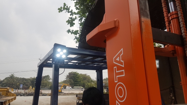 ขายรถยก2ตันเสา4เมตรดีเซล.บายพาสชลบุรี