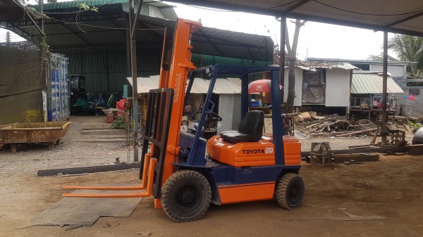 ขายรถยก2ตันเสา4เมตรดีเซล.บายพาสชลบุรี