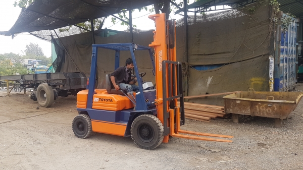 ขายรถยก2ตันเสา4เมตรดีเซล.บายพาสชลบุรี