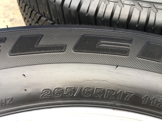 ล้อแม็กพร้อมยางป้ายแดง Toyota Fortuner BMC 265-65-17 ปลายปี 17 เส้นสีชัดๆ