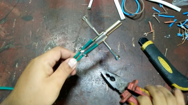 ตีเกลียวสายไฟ