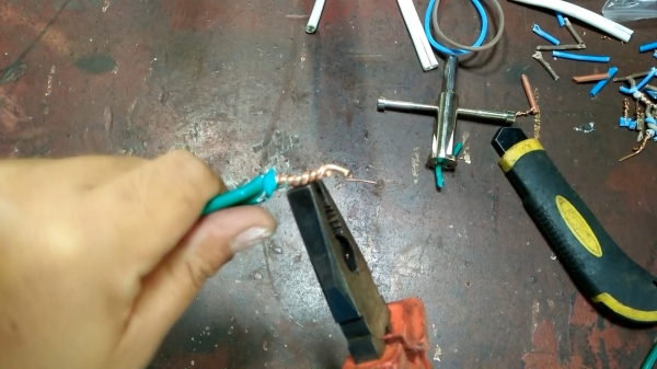 ตีเกลียวสายไฟ