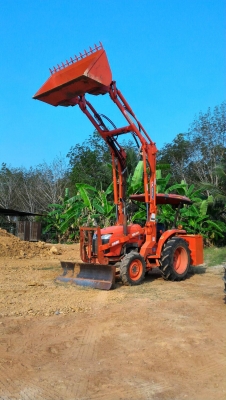 ขายรถไถ KUBOTA L3608 พร้อมดันหน้า และตัวตักยกสูง 4เมตร(บุ้งกี๋เปลี่ยนคีบได้เลยมีชุดน้ำมันมาแล้ว) สภาพสวยๆเดิมๆ 1,370ชม.ทะเบียนพร้อมโอน ราคา 290,000บาท สามย่านแทรคเตอร์ อ.แกลง ระยอง โทร 0897489639 ,0899347475 line =0997489639 line =0899347475 มีรถขนส่งบริก