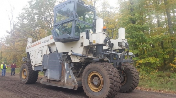 ต้องสั่งนำเข้า รถไสผิวถนนยี่ห้อWirtgen รุ่น WR2500S ล้อยาง