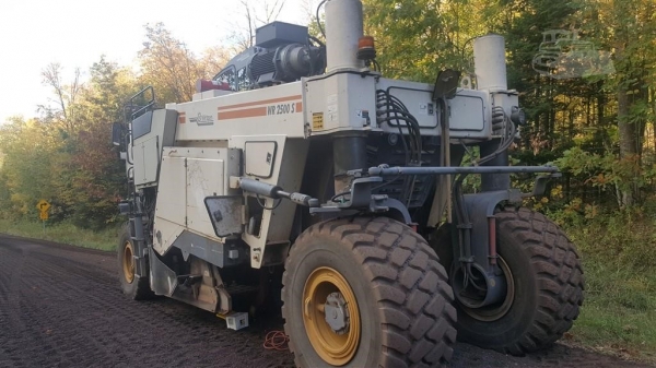 ต้องสั่งนำเข้า รถไสผิวถนนยี่ห้อWirtgen รุ่น WR2500S ล้อยาง
