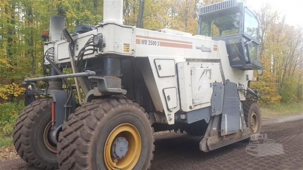 ต้องสั่งนำเข้า รถไสผิวถนนยี่ห้อWirtgen รุ่น WR2500S ล้อยาง