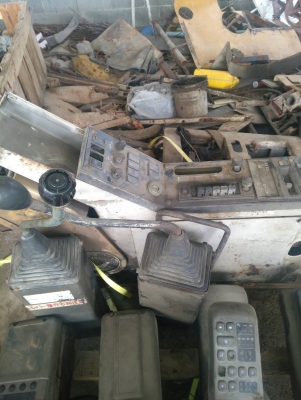 คอนโทลรถแบคโฮ HITASHI มีครบชุด / KOBELCO มีข้างขวา ของเก่านอกยังไม่เคยใช้งานในไทย ตัดออกมาจากตัวรถ สภาพดี พร้อมใช้งาน