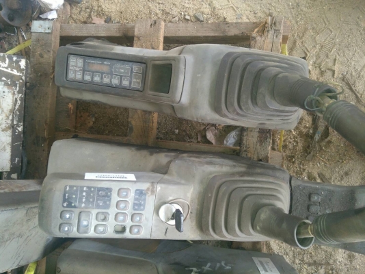 คอนโทลรถแบคโฮ HITASHI มีครบชุด / KOBELCO มีข้างขวา ของเก่านอกยังไม่เคยใช้งานในไทย ตัดออกมาจากตัวรถ สภาพดี พร้อมใช้งาน