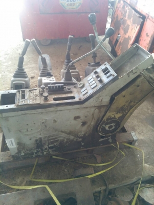 คอนโทลรถแบคโฮ HITASHI มีครบชุด / KOBELCO มีข้างขวา ของเก่านอกยังไม่เคยใช้งานในไทย ตัดออกมาจากตัวรถ สภาพดี พร้อมใช้งาน