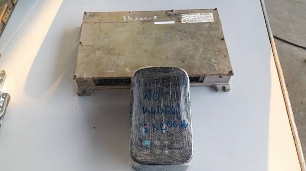 ขาย 95,000 กล่องไฟฟ้า KOBELCO sk 200-8  พร้อมหน้าจอ รวม 2 อย่าง สภาพใหม่พร้อมใช้ รับประกันคุณภาพ สินค้าอยู่ ปทุมธานี สามโคก 090-772-3710 090-772-3708