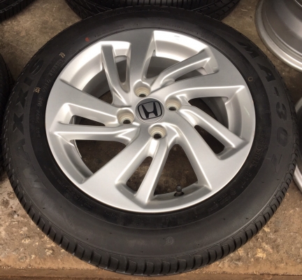 ล้อแม็ก Honda Jazz ขอบ 15 พร้อมยางป้ายแดง 175-65-15 ปี 17 แม็กสวย ยางมีตุ่มทุกเส้น