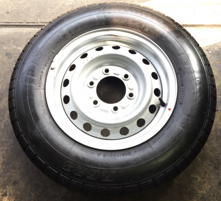 ล้อกระทะอะไหล่ 1 วง ขอบ 15 พร้อมยาง Bridgestone 215-70-15