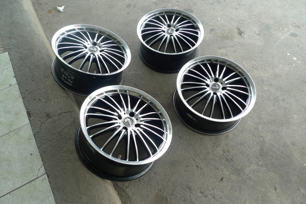 ขอบ17นิ้ว4รู100 ชุดนี้สมบูรณ์พร้อมใช้ ราคา 3900 บาท