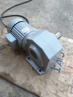 มอเตอร์เกียร์ 100:1 ไฟ 3 เฟส ยี่ห้อ GTR