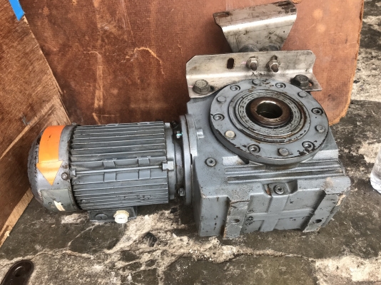 ขายมอเตอร์เกียร์ SEW eurodrive 0.25Kw. 380V อัตราทด 1:206 เพลาออกประมาณ 3.3รอบต่อนาที รุ่นหัวใหญ่รอบช้าแรงบิดเยอะ สภาพสวยมาก หมุนนิ่ม พร้อมใช้งาน