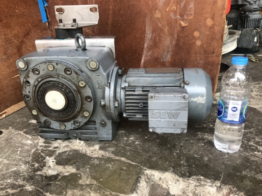 ขายมอเตอร์เกียร์ SEW eurodrive 0.25Kw. 380V อัตราทด 1:206 เพลาออกประมาณ 3.3รอบต่อนาที รุ่นหัวใหญ่รอบช้าแรงบิดเยอะ สภาพสวยมาก หมุนนิ่ม พร้อมใช้งาน
